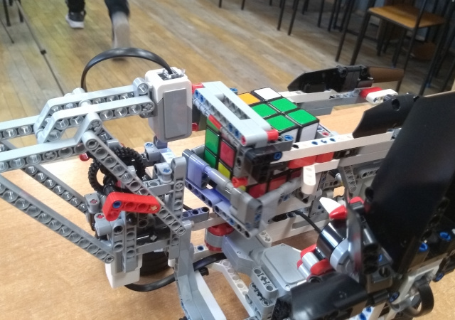 Robot LEGO EV3 zaprogramowany do układania kostki Rubika