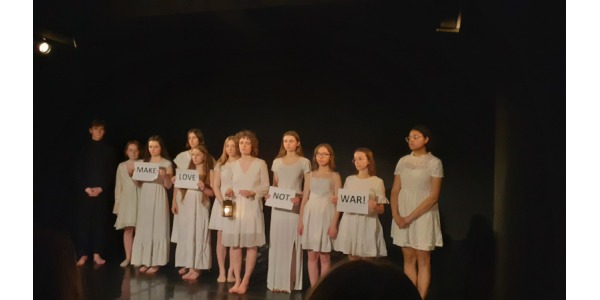 Uczniowie II LO  wzięli udział w spektaklu teatralnym "Julia i ja"