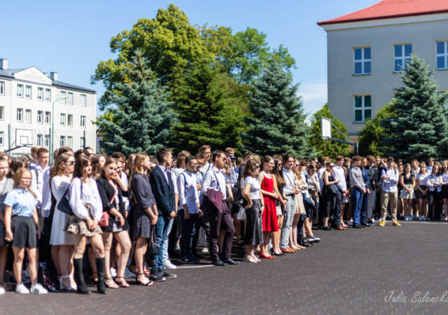 Zakończenie roku szkolnego 2021/2022 - Apel na dziedzińcu szkoły - młodzież II LO