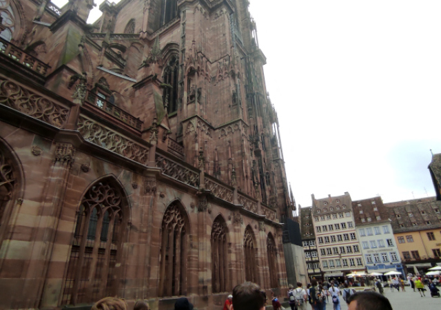 Uczniowie idą w stronę gotyckiej katedry w Strasburgu 