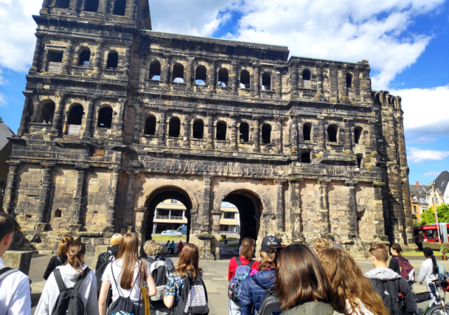 Uczniowie oglądają zachowaną z czasów rzymskich bramę miejska w Trewirze w Niemczech